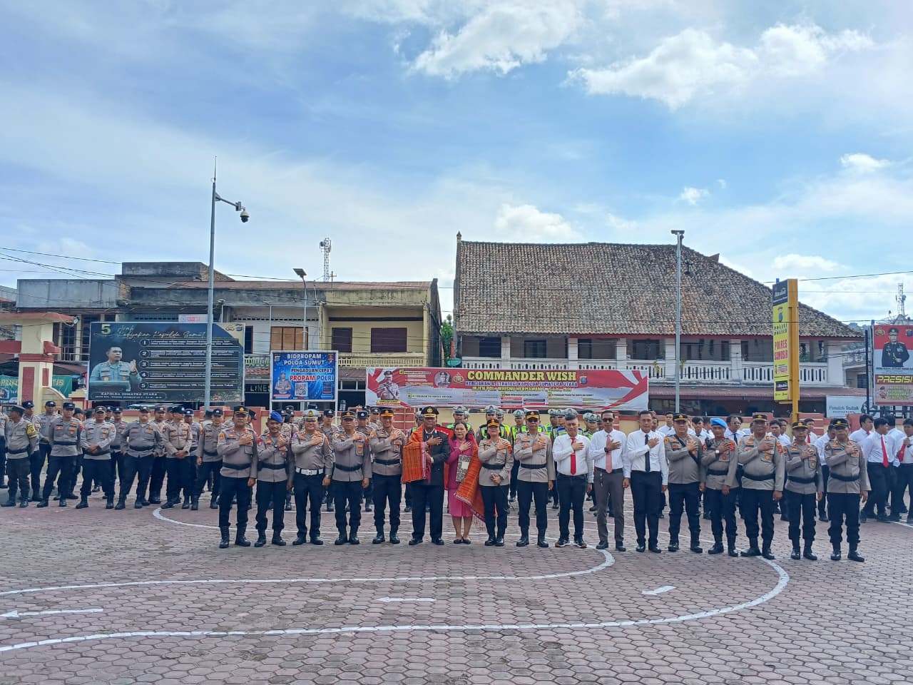 Kapolres Samosir: “Kita Harus Berdoa Agar Tetap Sehat Hingga Pensiun” pada Pelepasan Purna Bhakti Kapolsek Onanrunggu.