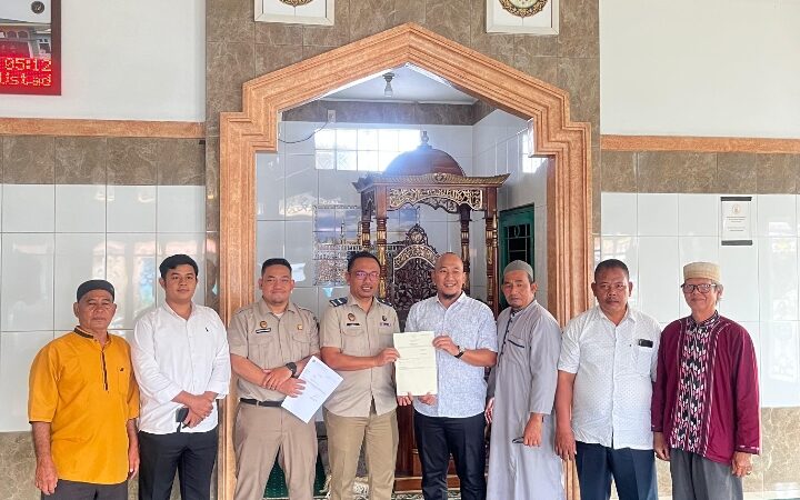 Tim ARTIS Kantor Pertanahan Deli Serdang Antar Langsung Sertipikat Wakaf Masjid ke Desa Laut Dendang