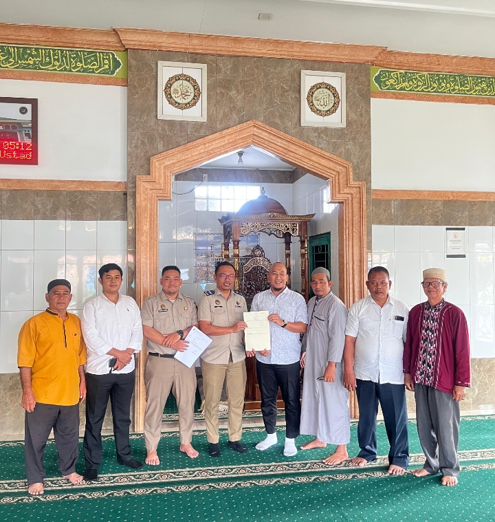 Tim ARTIS Kantor Pertanahan Deli Serdang Antar Langsung Sertipikat Wakaf Masjid ke Desa Laut Dendang