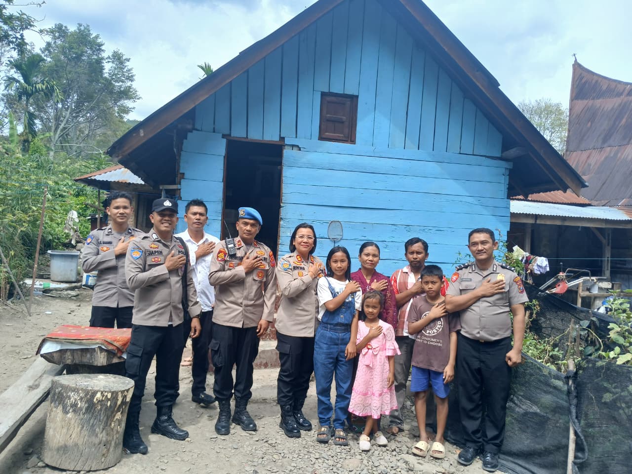 Kapolres Samosir Janji Sekolahkan Anak PHL hingga Tamat SMA, Serahkan Bantuan Sosial Penuh Kepedulian.