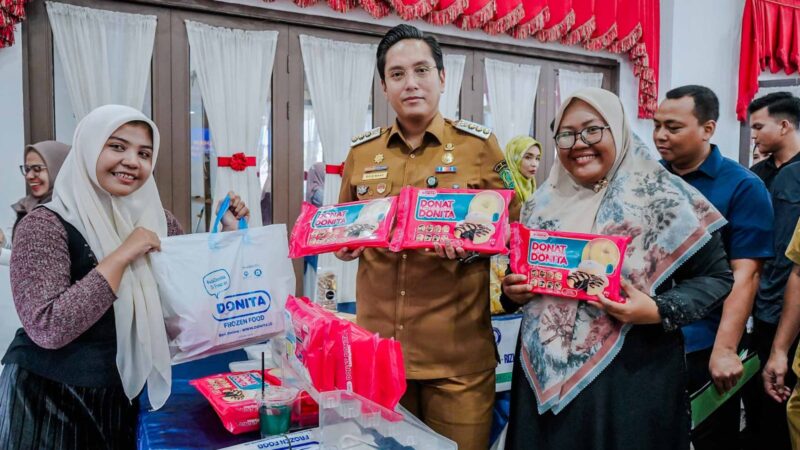Perluas Pasar UMKM Medan, Rico Waas Serahkan Sertifikasi Halal pada 100 UMKM