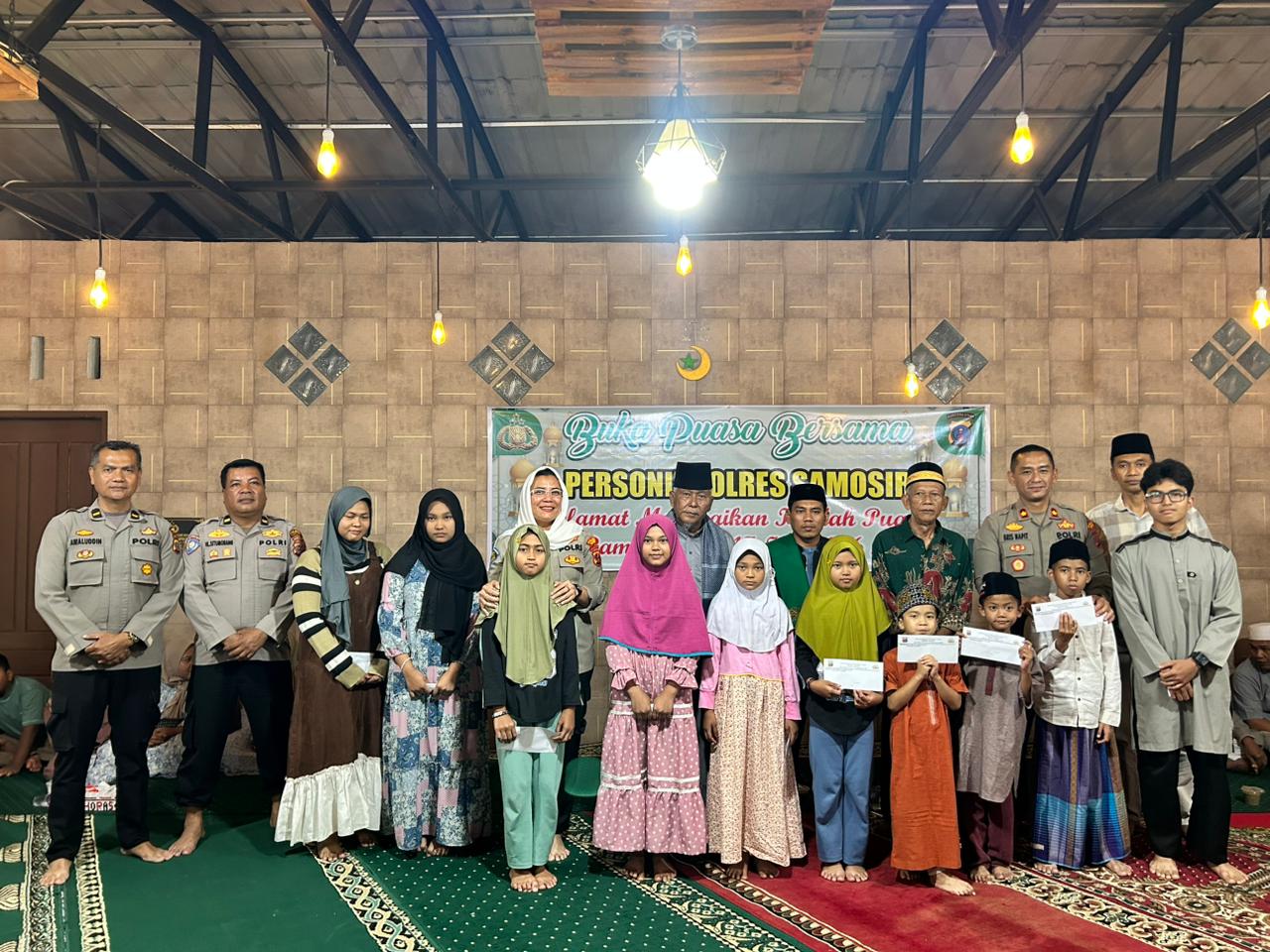 Polres Samosir Berbagi Takjil di Bulan Suci Ramadan 1447 H/2026 M, Wujud Kepedulian kepada Masyarakat.
