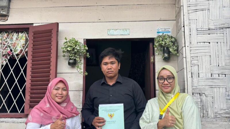 Pegawai Kantor Pertanahan Deli Serdang Turun Langsung Serahkan Sertipikat Residu PTSL 2018–2024
