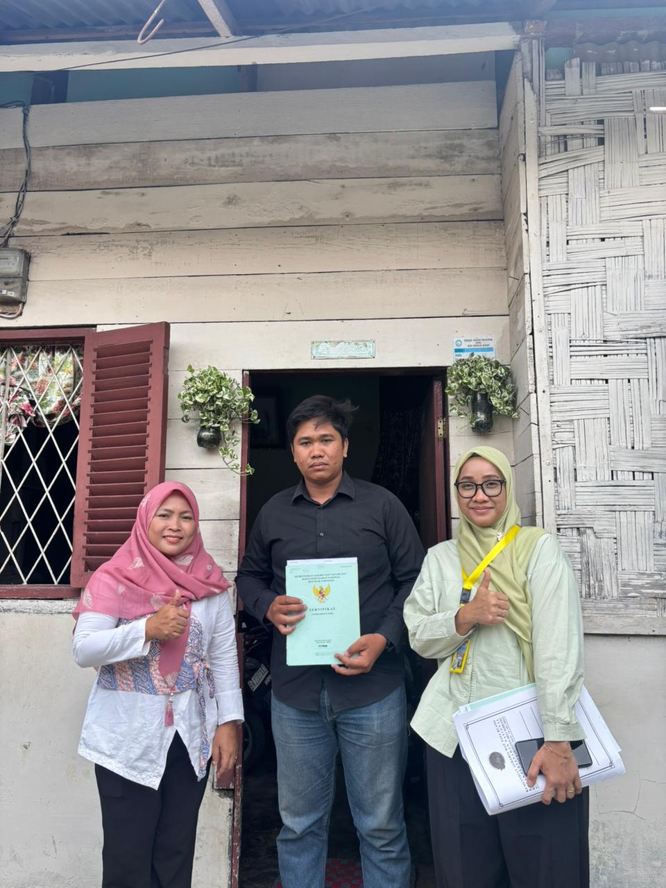 Pegawai Kantor Pertanahan Deli Serdang Turun Langsung Serahkan Sertipikat Residu PTSL 2018–2024