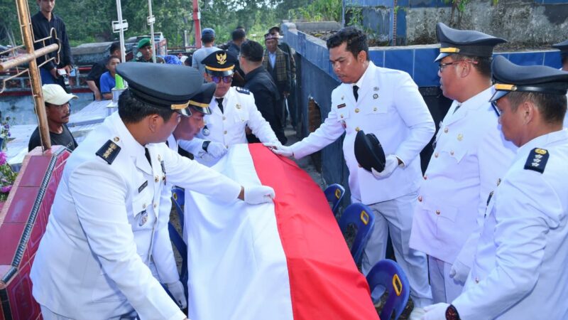 Bupati Samosir Pimpin Upacara Kenegaraan Pemakaman Camat Palipi Roberd Sinaga.