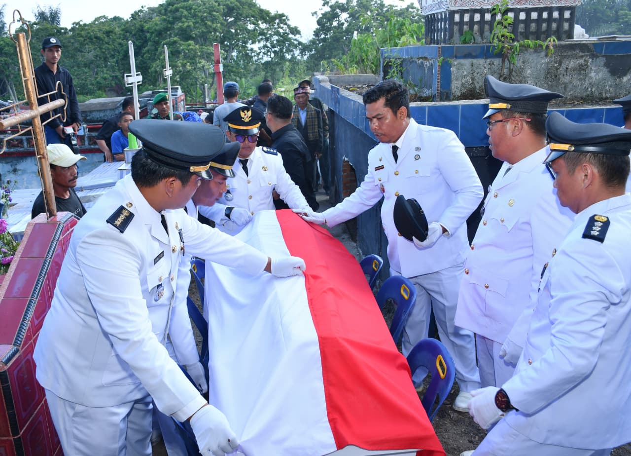 Bupati Samosir Pimpin Upacara Kenegaraan Pemakaman Camat Palipi Roberd Sinaga.