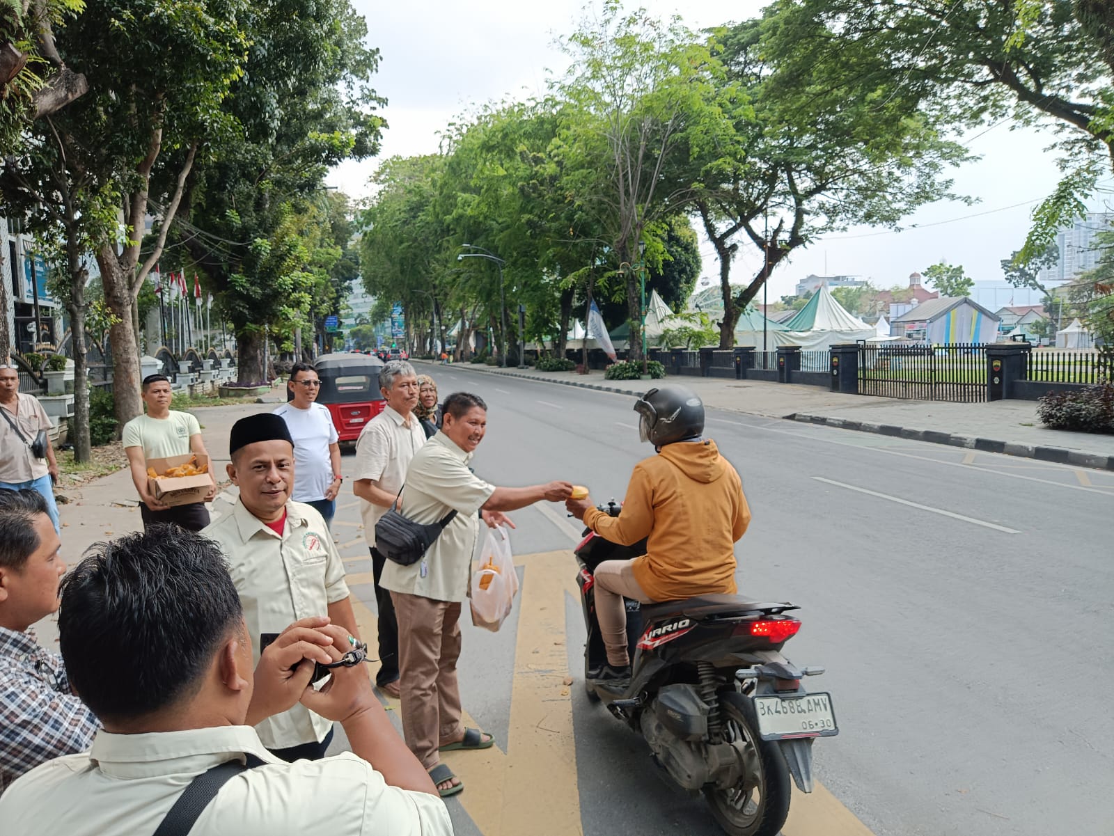 Wartawan DPRD Medan Berbagi Takjil di Bulan Ramadan, Wujud Kepedulian kepada Masyarakat