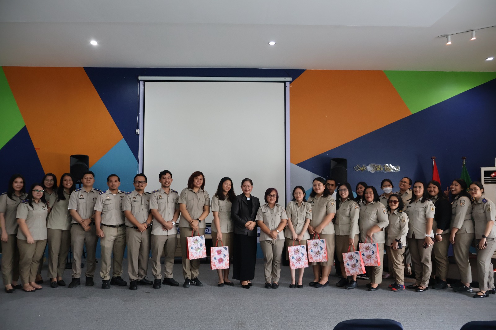 Kebaktian dan Perpisahan Haru Warnai Kebersamaan Umat Kristiani Kantor Pertanahan Kota Medan