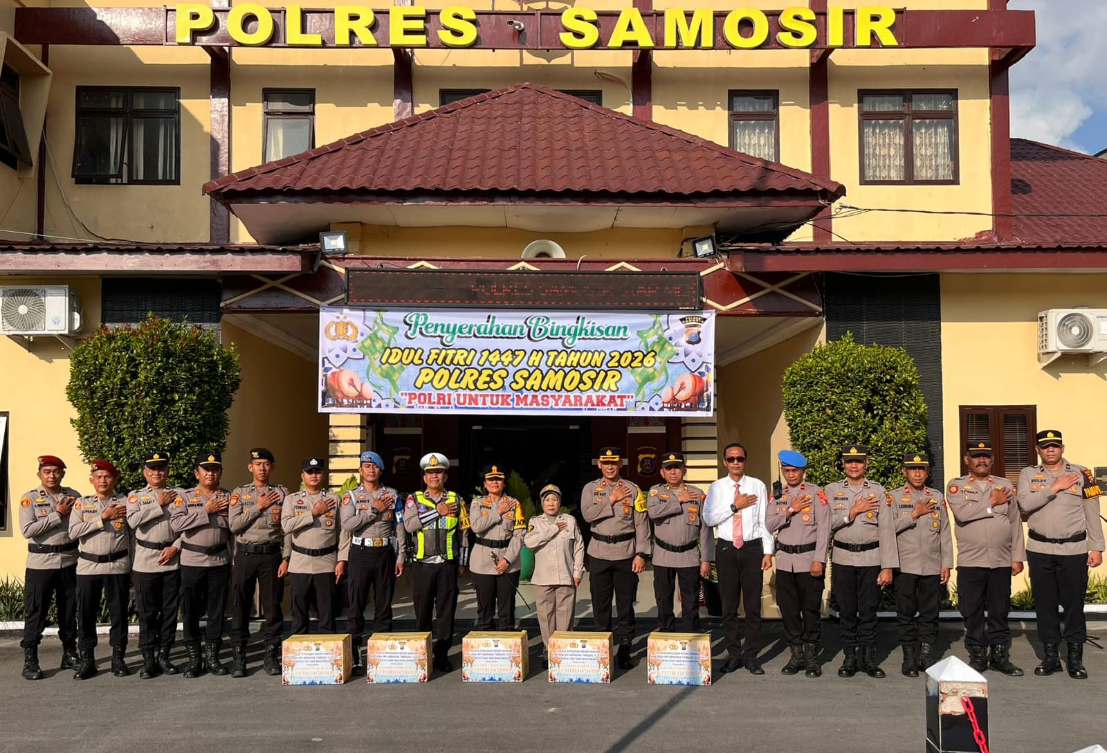 Bingkisan Lebaran Jadi Penyemangat Personel, Polres Samosir Gelar Apel Penyerahan di Tengah Operasi Ketupat 2026.