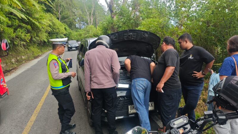 Sigap di Jalur Tele, Personel Pos Pam Ops Ketupat 2026 Polres Samosir Bantu Mobil Mogok hingga ke Bengkel.