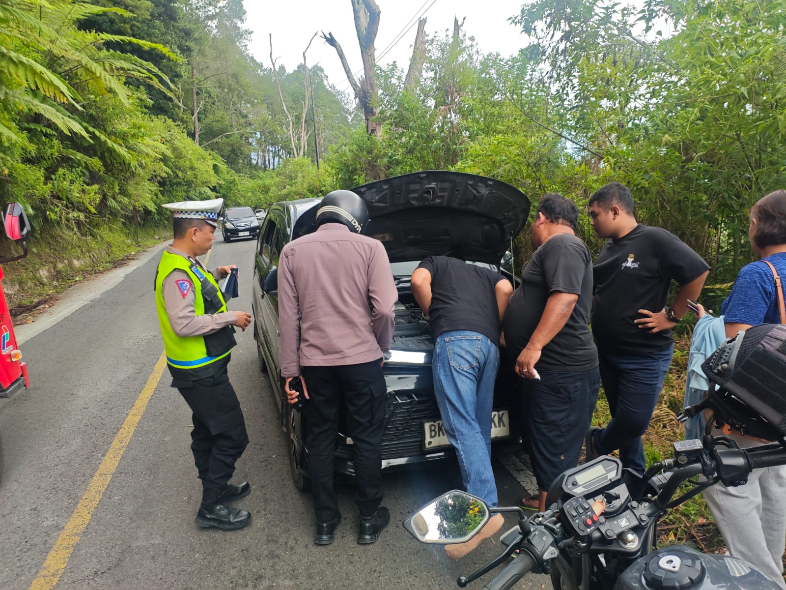 Sigap di Jalur Tele, Personel Pos Pam Ops Ketupat 2026 Polres Samosir Bantu Mobil Mogok hingga ke Bengkel.