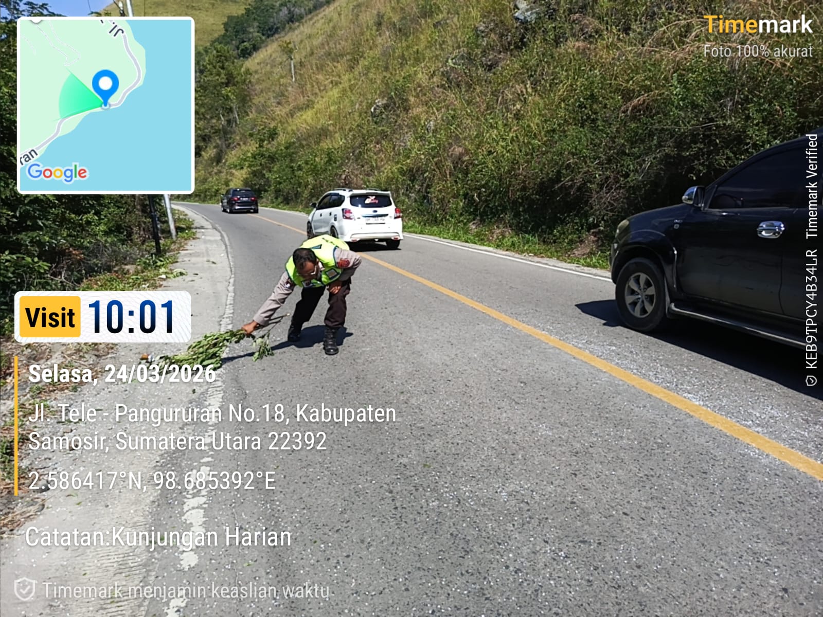 Personel Pos Yan Simpang Gotting Polres Samosir Mediasi Kecelakaan di Jalan Umum Desa Boho, Jalan Kembali Aman Dilalui.