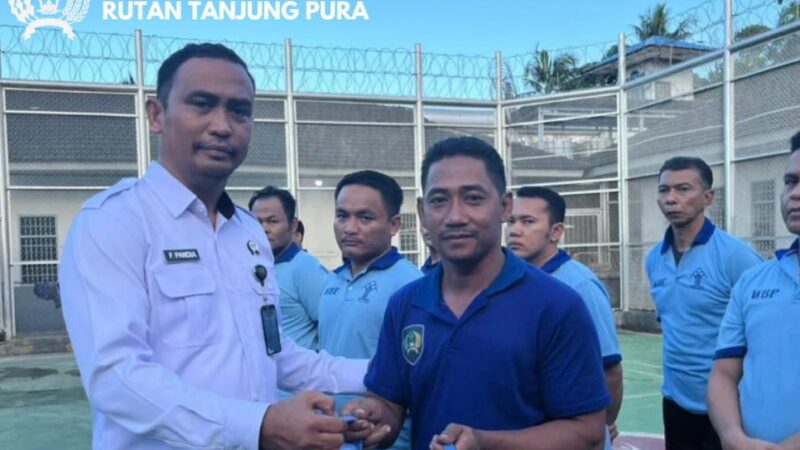 Kembali Tunjukkan Kepedulian ,Rutan Tanjung Pura Serahkan 56 Termos untuk Dukung Ibadah Puasa Warga Binaan