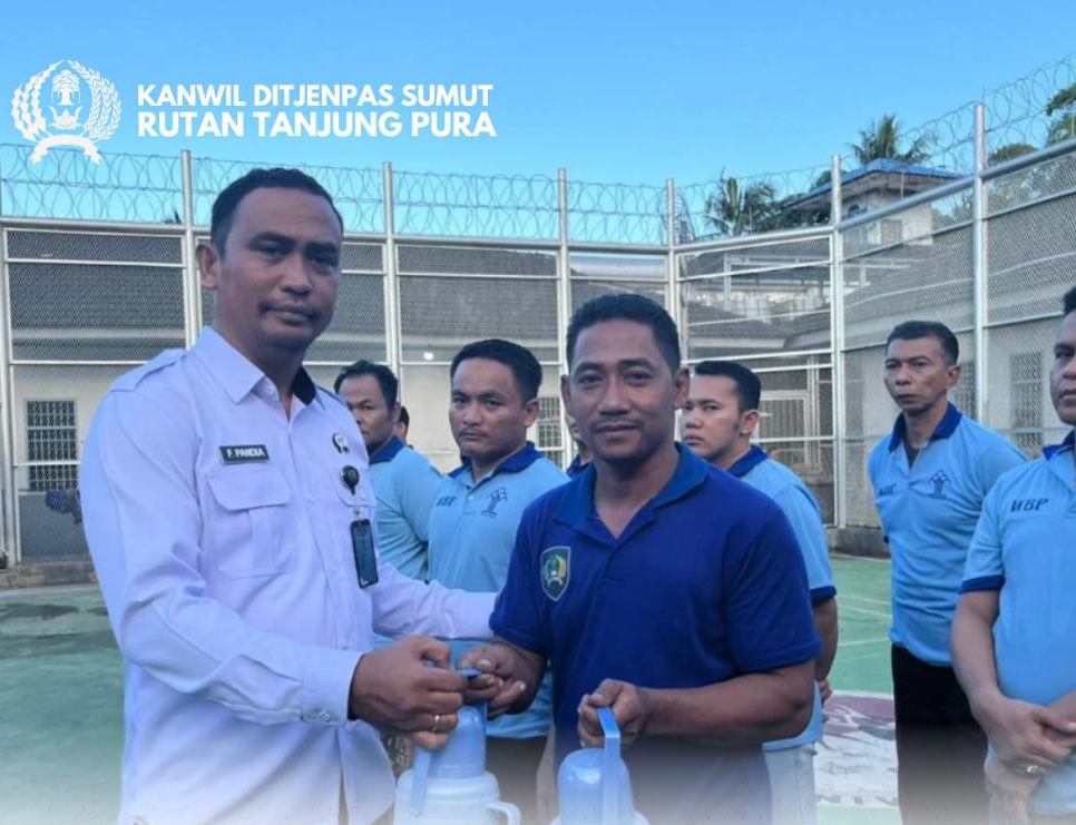Kembali Tunjukkan Kepedulian ,Rutan Tanjung Pura Serahkan 56 Termos untuk Dukung Ibadah Puasa Warga Binaan