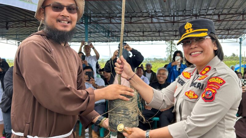 Kapolres Samosir Bersama Yayasan Keutuhan Ciptaan Ordo Kapusin Tanam 620 Pohon di Perbukitan Partukko Naginjang.