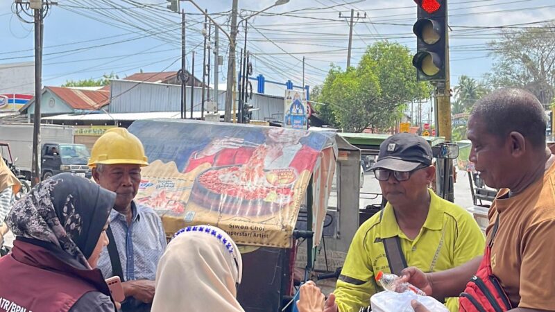 Jum’at Berkah, Kantor Pertanahan Deli Serdang Bagikan Makanan kepada Masyarakat Sekitar