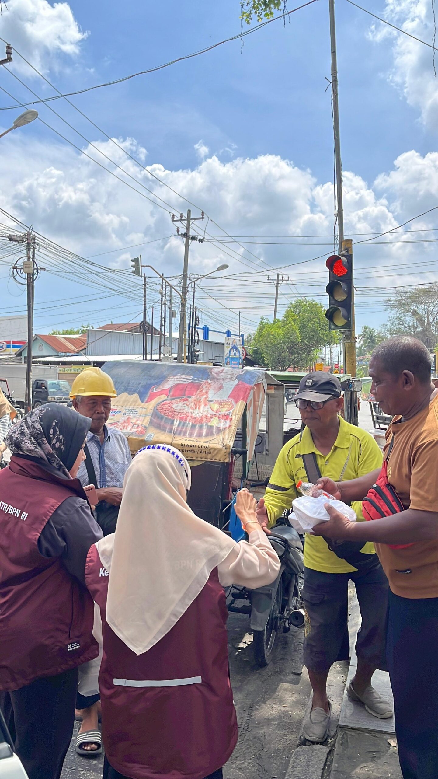 Jum’at Berkah, Kantor Pertanahan Deli Serdang Bagikan Makanan kepada Masyarakat Sekitar