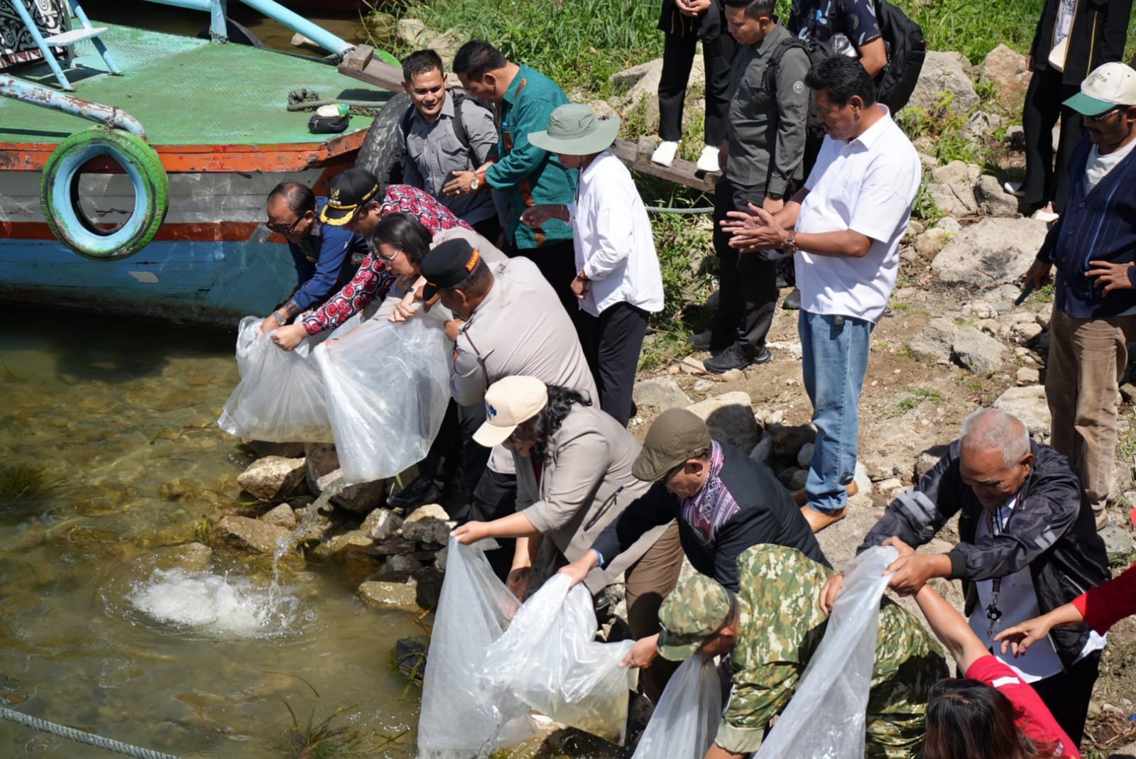 Jaga Ekosistem Danau Toba, Bupati Samosir bersama Yayasan Pusuk Buhit Tebar 1.000 Bibit Ikan dan Tanam 1.000 Pohon.
