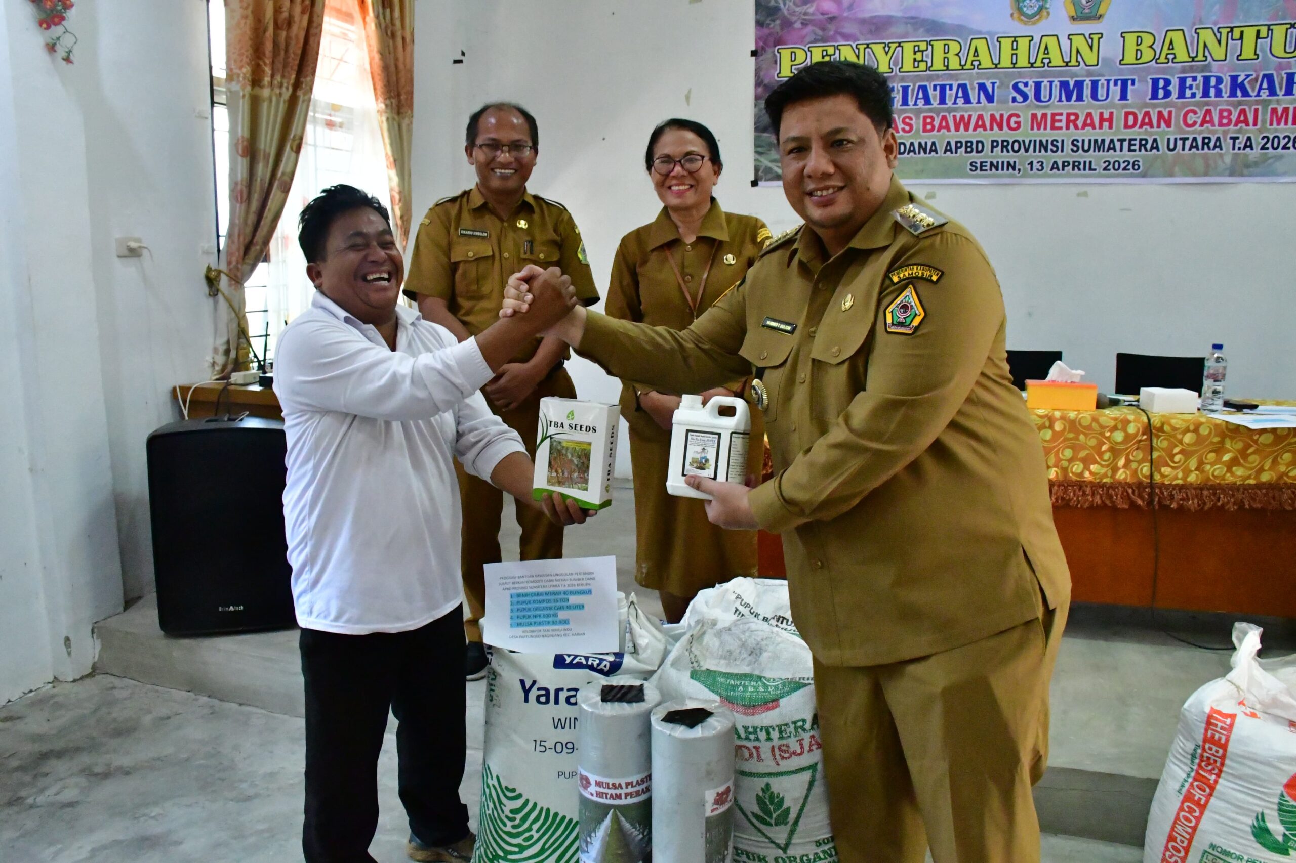 Hasil Kolaborasi Sumut Berkah, Bupati Samosir Serahkan Bantuan Bibit Pengembangan Cabai dan Bawang Merah.