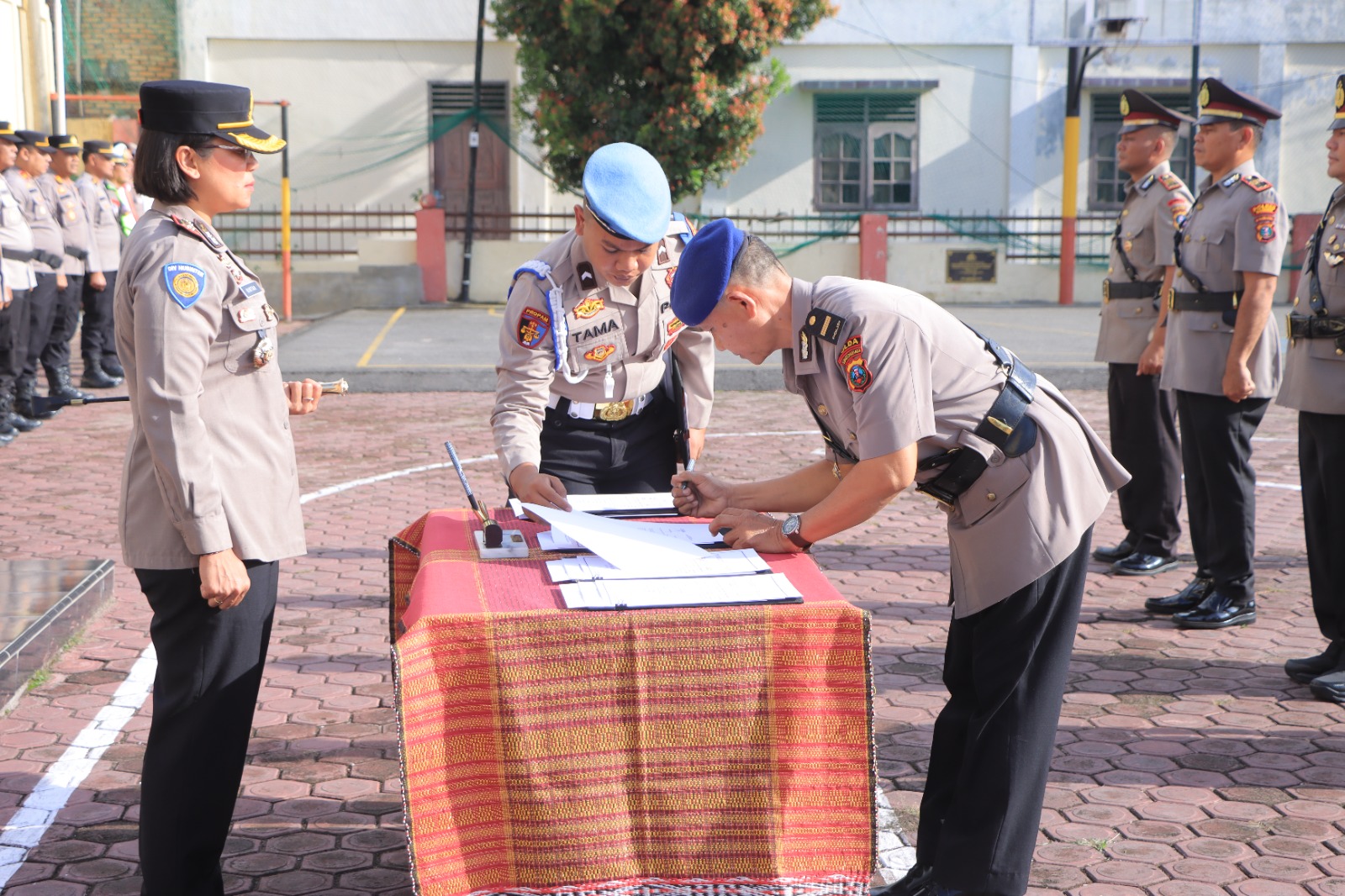 Upacara Sertijab Kasat dan Kapolsek di Polres Samosir, Kapolres Tekankan Profesionalisme dan Pendekatan Humanis.