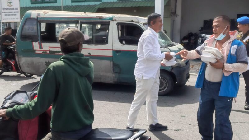 Jumat Berkah Sub Denpom I/5-1 Belawan, 100 Kotak Nasi Dibagikan di Depan Markas