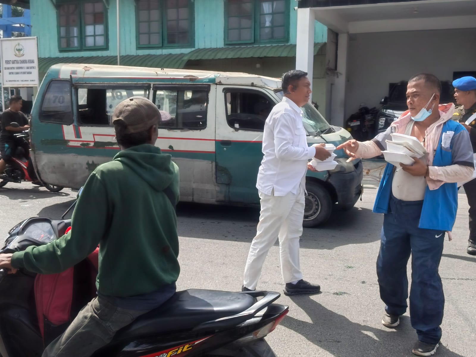 Jumat Berkah Sub Denpom I/5-1 Belawan, 100 Kotak Nasi Dibagikan di Depan Markas