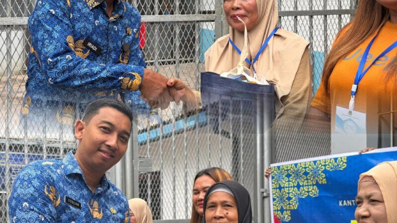 Rutan Tanjung Pura Bagikan Bantuan Sosial untuk Keluarga Warga Binaan