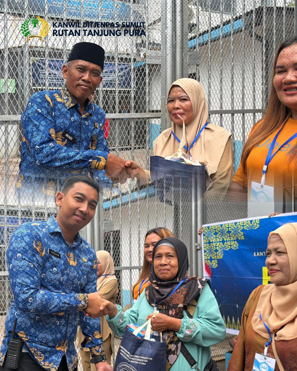 Rutan Tanjung Pura Bagikan Bantuan Sosial untuk Keluarga Warga Binaan