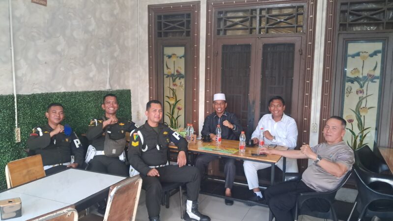 Ngopi Bareng Dansub Denpom I/5-1 Belawan Bersama Kapolsek Belawan dan Tokoh Masyarakat, Bahas Program Kedamaian Masyarakat