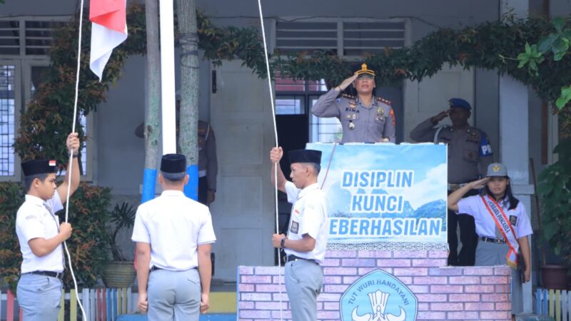 Kapolres Samosir Memimpin Upacara di SMK N 1 Palipi, Sampaikan Penekanan Kepada Para Pelajar terkait Pencegahan Kenakalan Remaja dan Sampaiakn Himbauan Terkait Aturan Berlalulintas