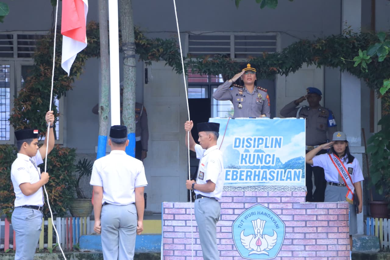 Kapolres Samosir Memimpin Upacara di SMK N 1 Palipi, Sampaikan Penekanan Kepada Para Pelajar terkait Pencegahan Kenakalan Remaja dan Sampaiakn Himbauan Terkait Aturan Berlalulintas