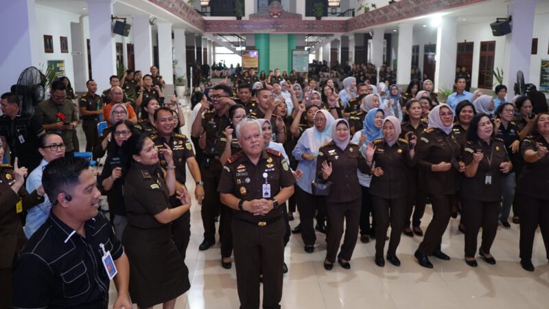 Moment Haru Perpisahan Jajaran Pegawai Kejaksaan Tinggi Sumatera Utara dengan Dr. Harli Siregar