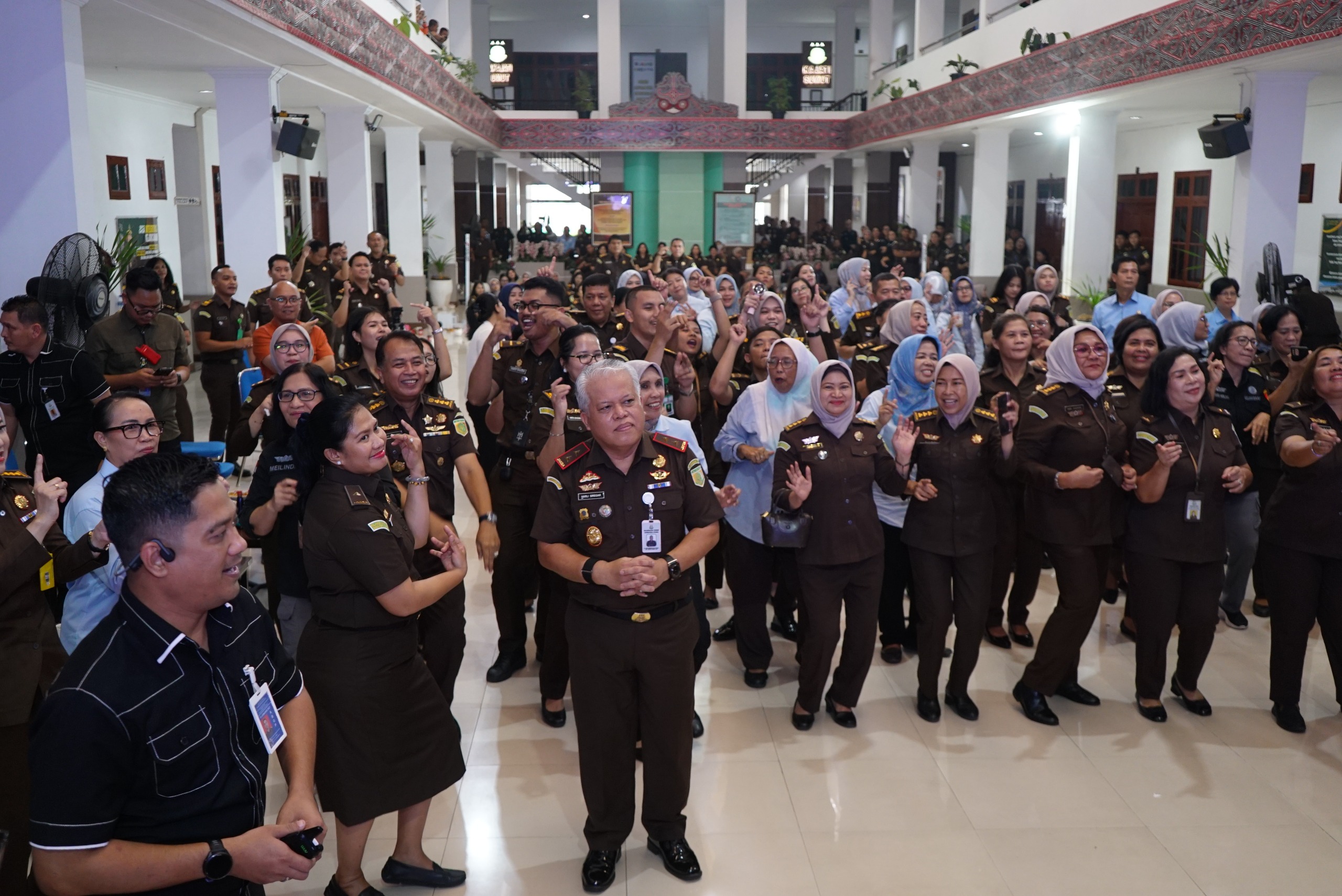Moment Haru Perpisahan Jajaran Pegawai Kejaksaan Tinggi Sumatera Utara dengan Dr. Harli Siregar