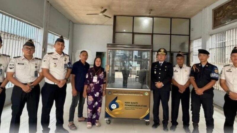Momentum Hari Bakti Pemasyarakatan ke-62, Rutan Tanjung Pura Berikan Bantuan Gerobak UMKM untuk Keluarga Warga Binaan