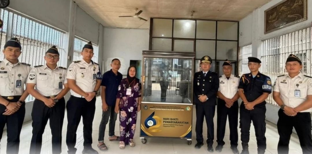 Momentum Hari Bakti Pemasyarakatan ke-62, Rutan Tanjung Pura Berikan Bantuan Gerobak UMKM untuk Keluarga Warga Binaan