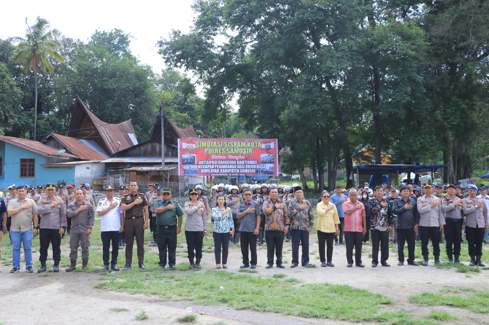 Kesiapan Akhir Jelang May Day 2026, Polres Samosir Gelar Simulasi Sispam Kota.