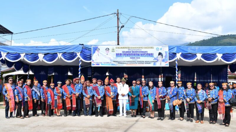 Wabup Samosir Pimpin Upacara Hardiknas 2026, Ulos Warnai Semangat Pendidikan dan Budaya.