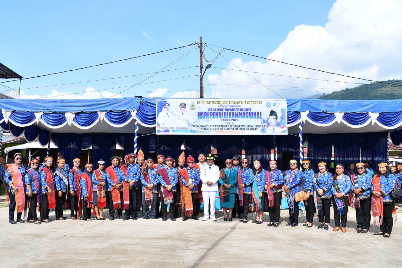 Wabup Samosir Pimpin Upacara Hardiknas 2026, Ulos Warnai Semangat Pendidikan dan Budaya.