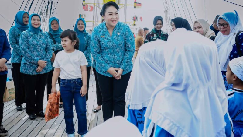 Airin Rico Waas Ajak Siswa PAUD dan TK Belajar Sambil Bermain di KRI Bima Suci