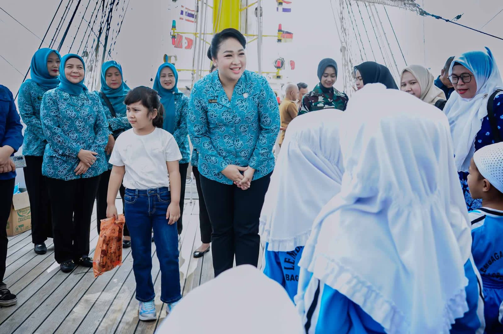 Airin Rico Waas Ajak Siswa PAUD dan TK Belajar Sambil Bermain di KRI Bima Suci