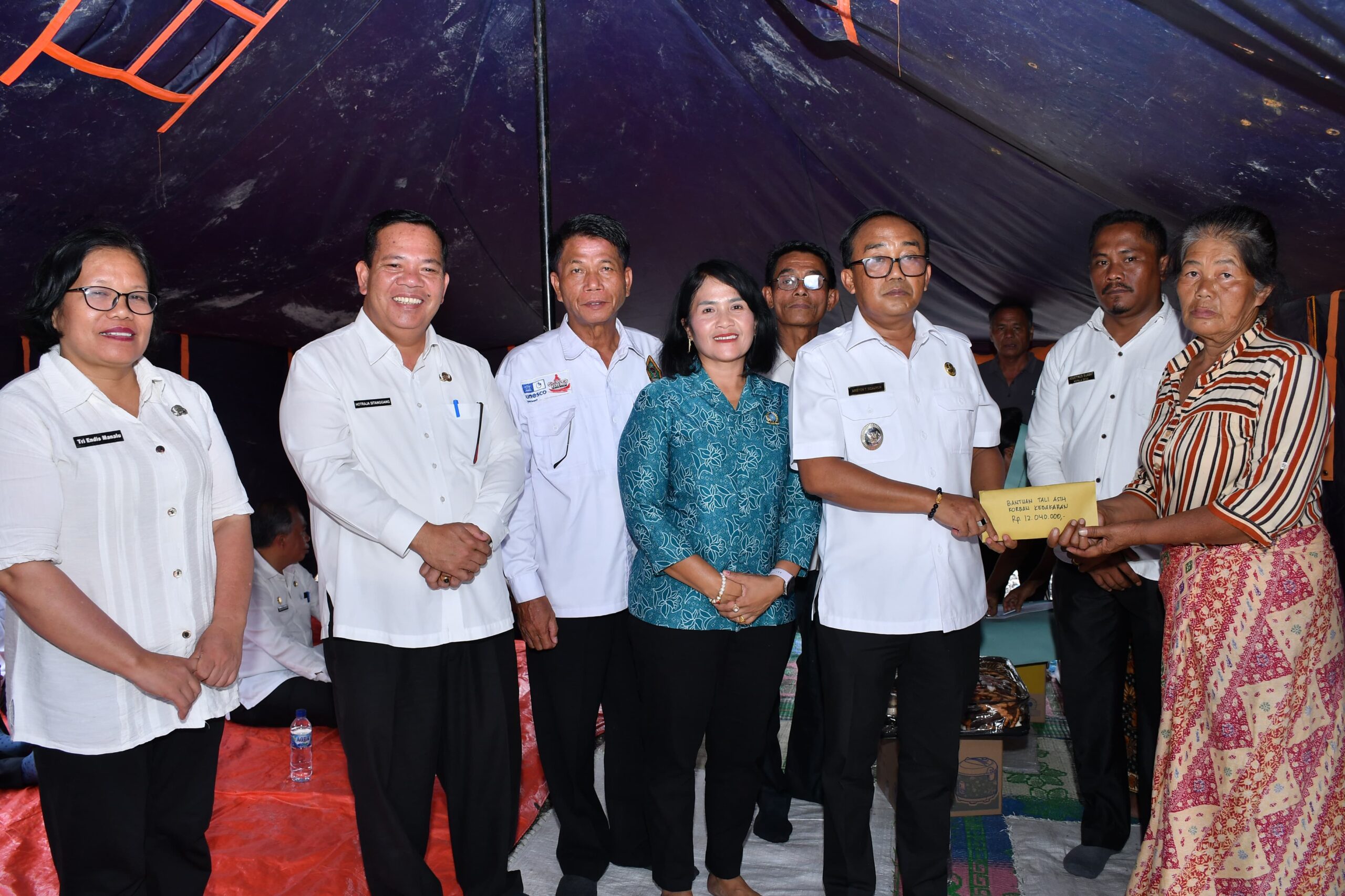 Pemkab Samosir Beri Penghiburan kepada Korban Kebakaran, Wabup Ariston Tua Sidauruk Serahkan Bantuan Tunai, Sembako dan Bahan Bangunan.