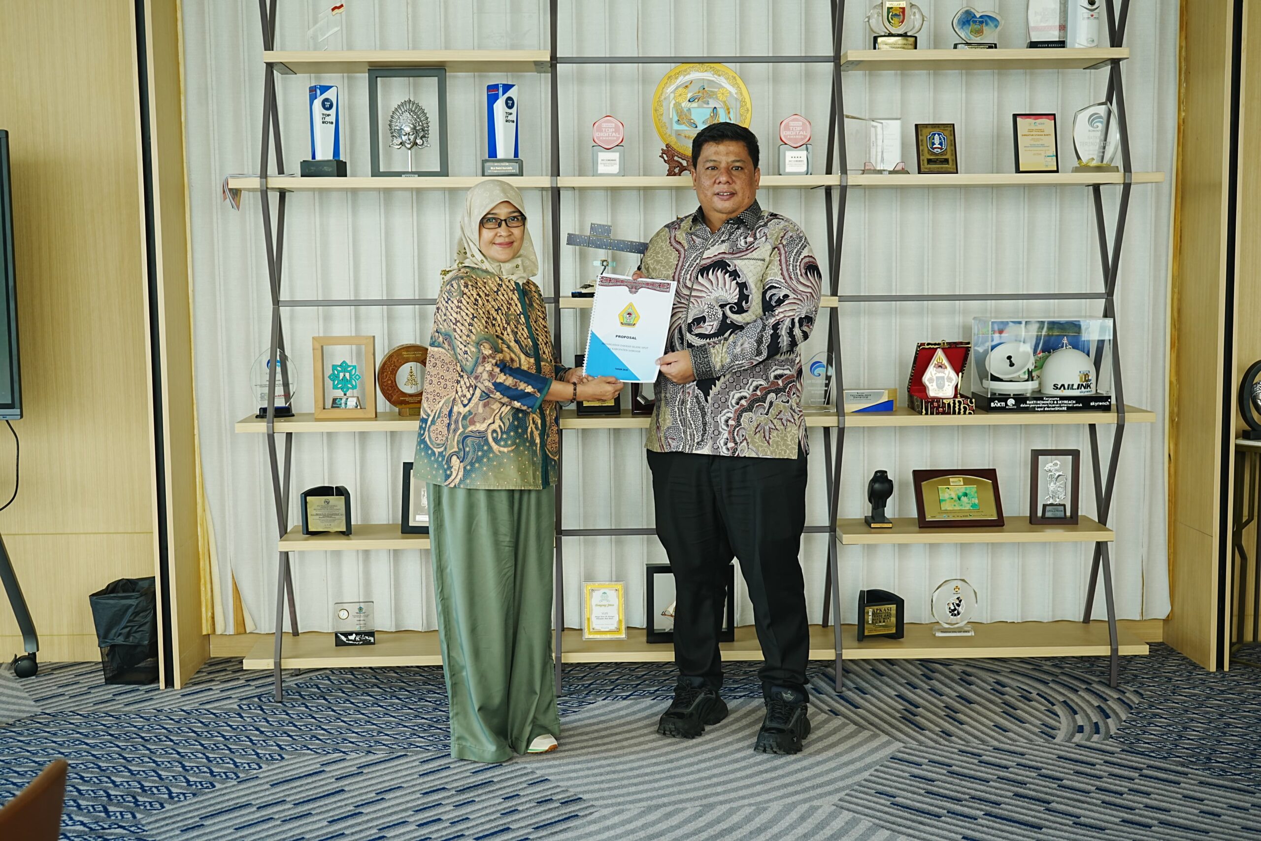 BUPATI SAMOSIR KUNJUNGI BAKTI KOMDIGI, USULKAN PENANGANAN BLANKSPOT.