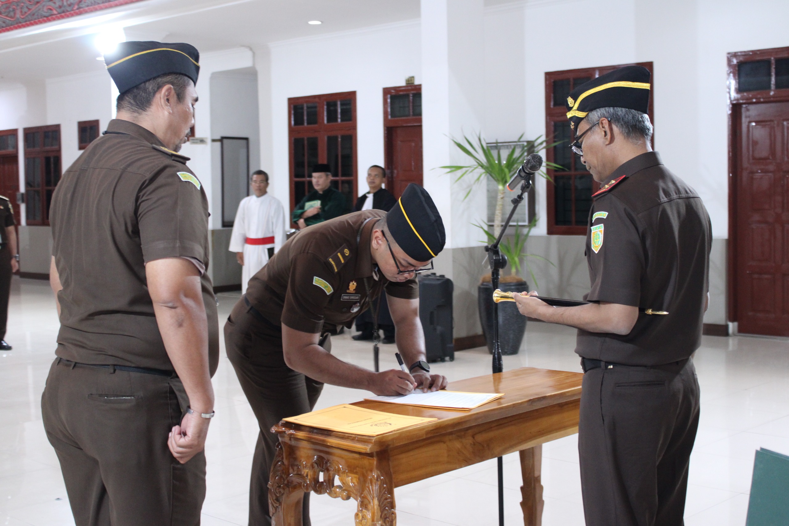 Kajati:”Selamat Bergabung Adhyaksa Muda, Setiap Ucapan, Sikap, Dan Tindakan Saudara Akan Membawa Nama Baik Pribadi, Keluarga, Satuan Kerja Dan Institusi Kejaksaan”