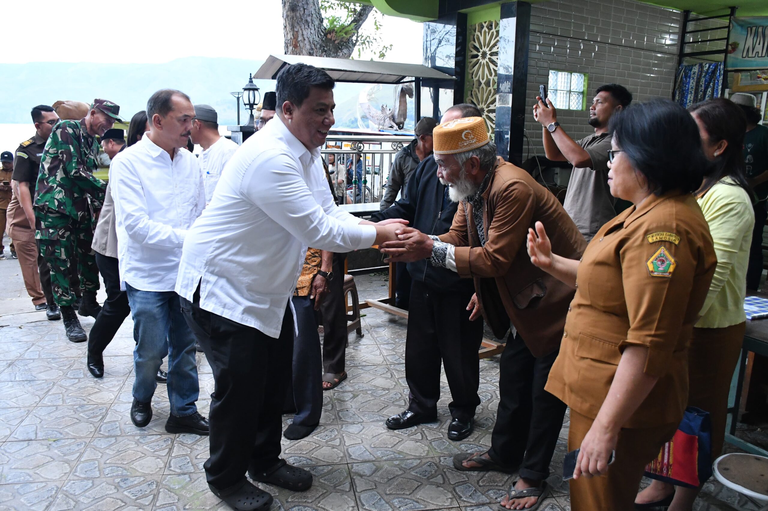 Bupati Samosir Serahkan Hewan Qurban Bantuan Presiden dan Pemkab, Perkuat Toleransi dan Kepedulian Sosial.