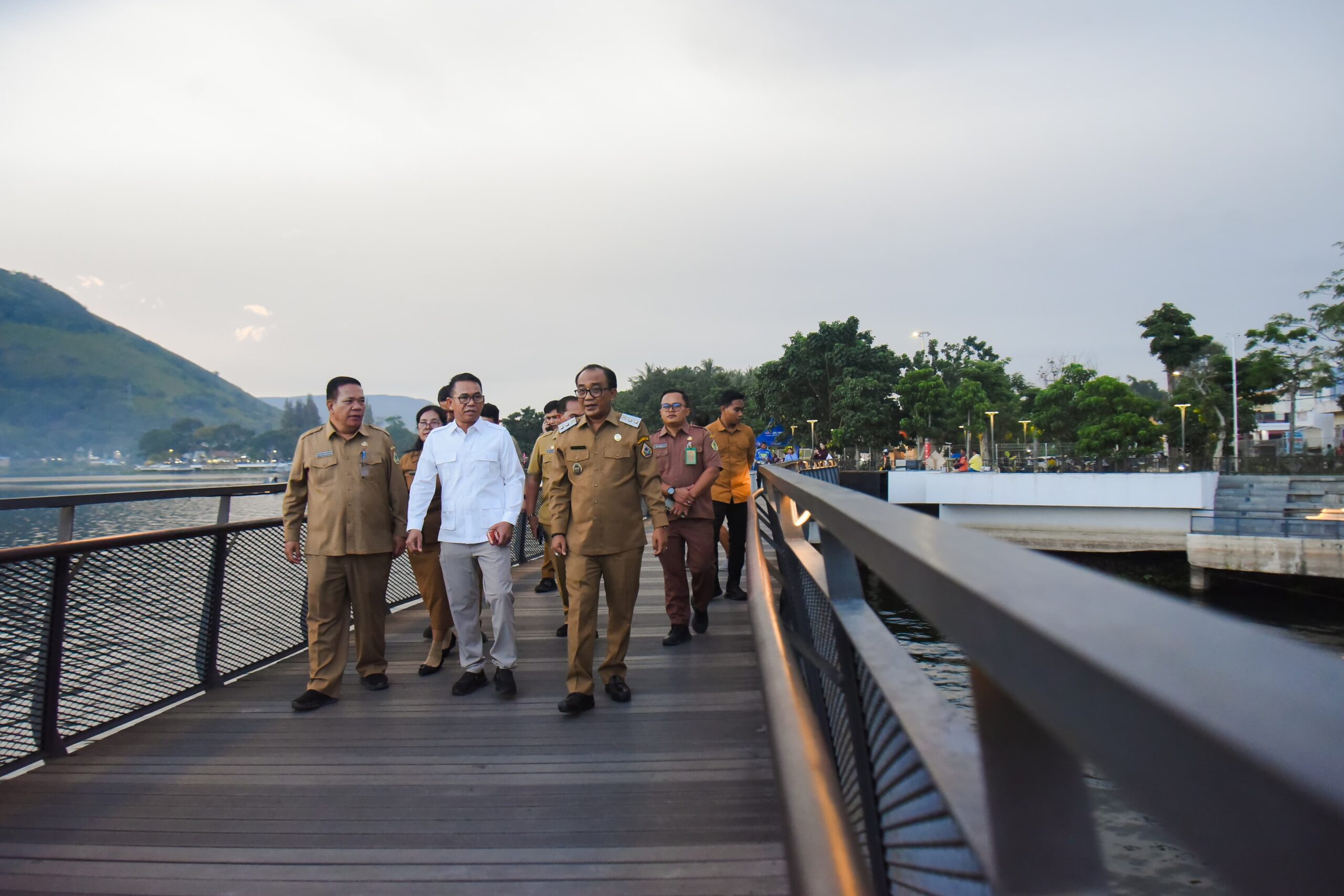 Jalin Silaturahmi, Wabup Samosir Sambut Kehadiran Wakil Walikota Medan di Waterfront Pangururan.