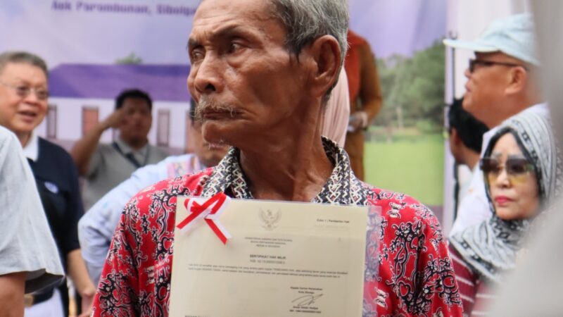 Korban Banjir dan Longsor di Sibolga Terima Sertipikat Tanah dan Kunci Huntap