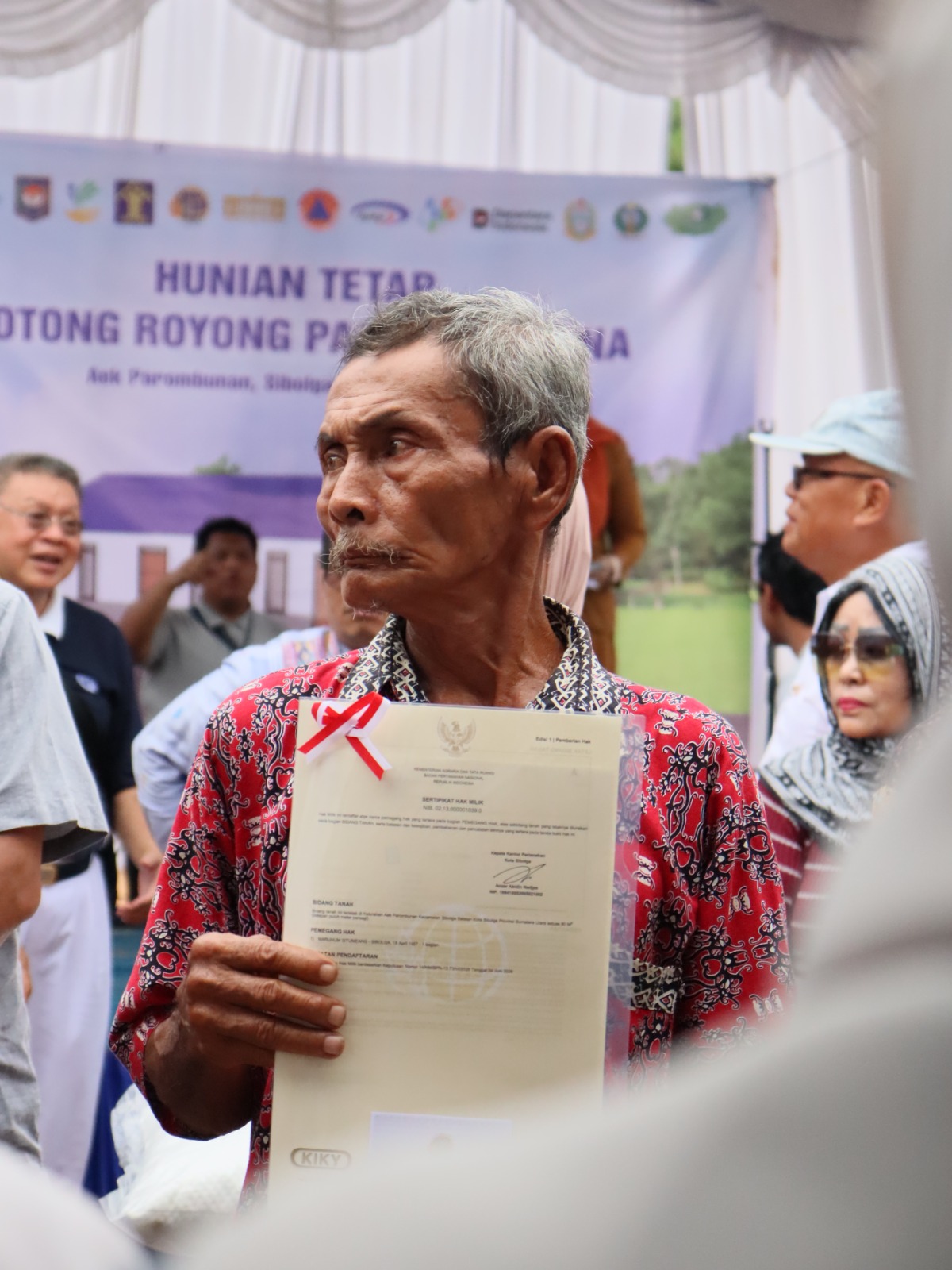 Korban Banjir dan Longsor di Sibolga Terima Sertipikat Tanah dan Kunci Huntap