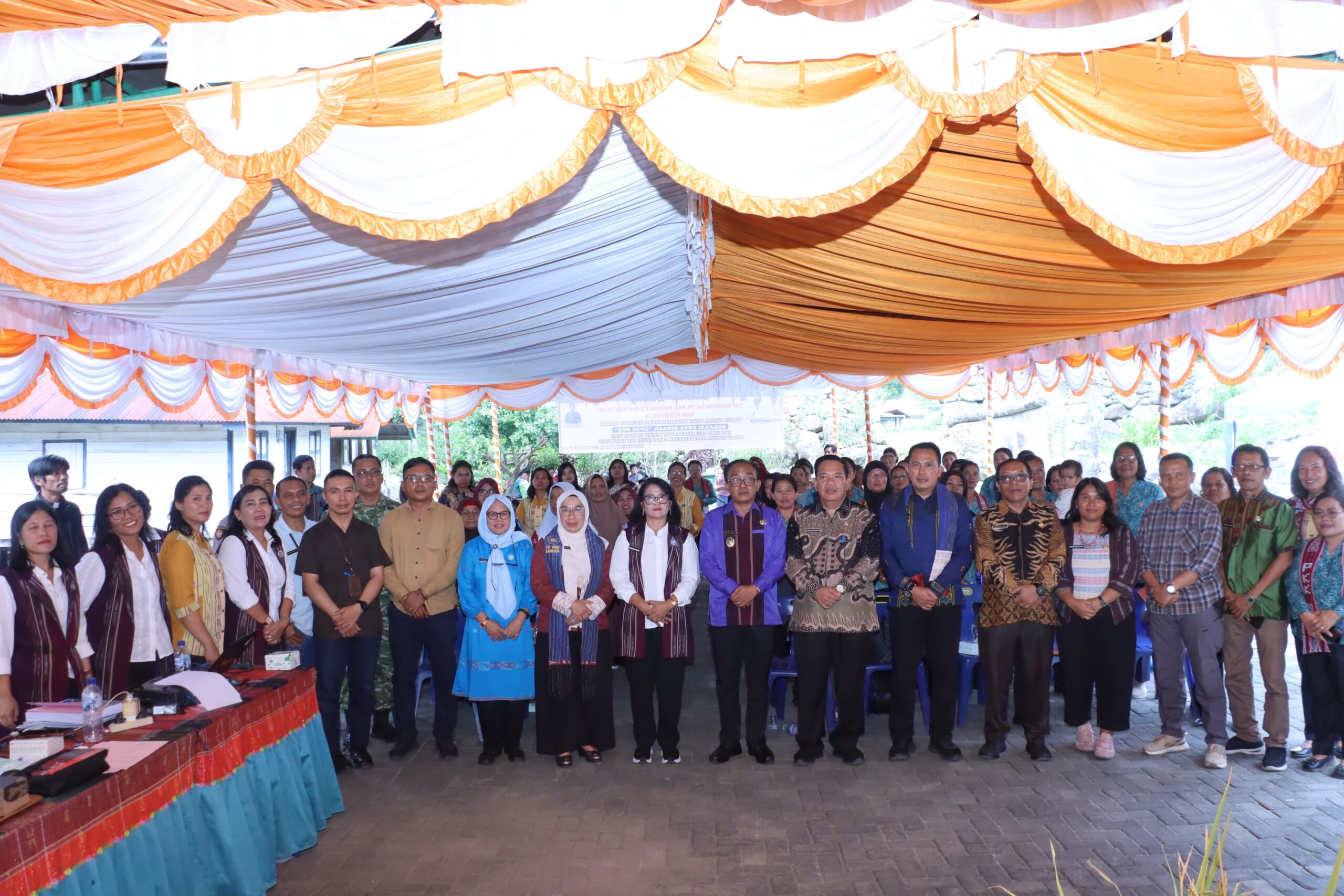 TP – PKK Provinsi Sumatera Utara Monitoring Lomba UP2K di Kecamatan Harian, Wabup Samosir Tekankah Kolaborasi dan Kreativitas dalam Pengembangan Produk Unggulan UP2K PKK Kab Samosir.