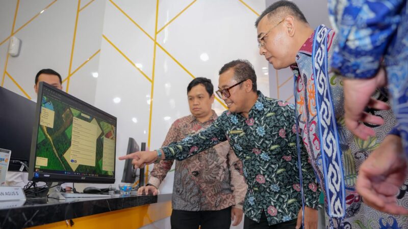 Berikan Pengarahan di Kantah Kota Samarinda, Wamen Ossy: ATR/BPN Harus Jadi Solusi Atas Pembangunan di Kalimantan Timur