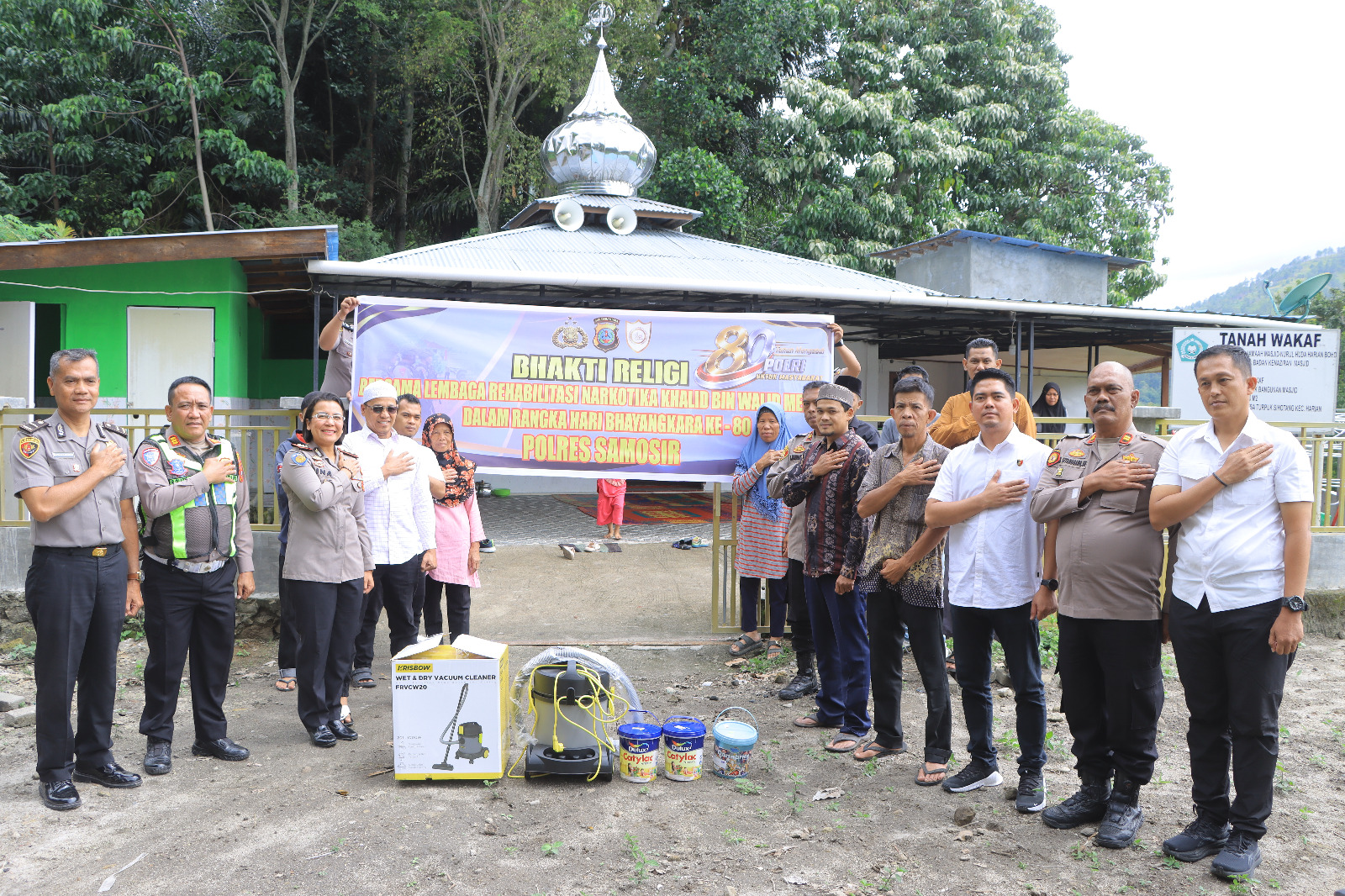 Polres Samosir Gelar Bhakti Religi di Masjid Nurul Huda Sambut Hari Bhayangkara ke-80.
